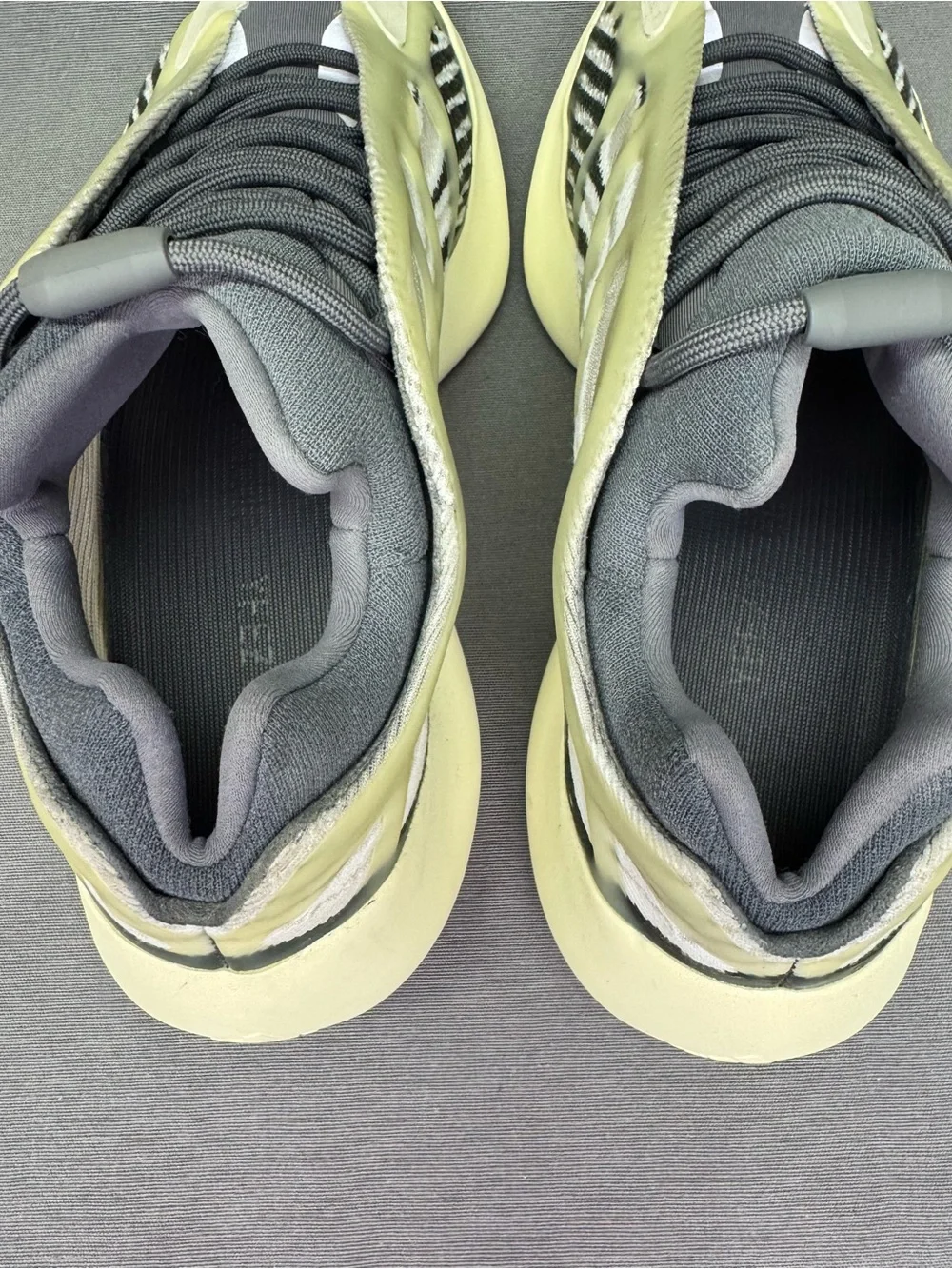Adidas Yeezy 700 V3 Fade Salt Men’s Size 10.5 Black and Gray ID1674